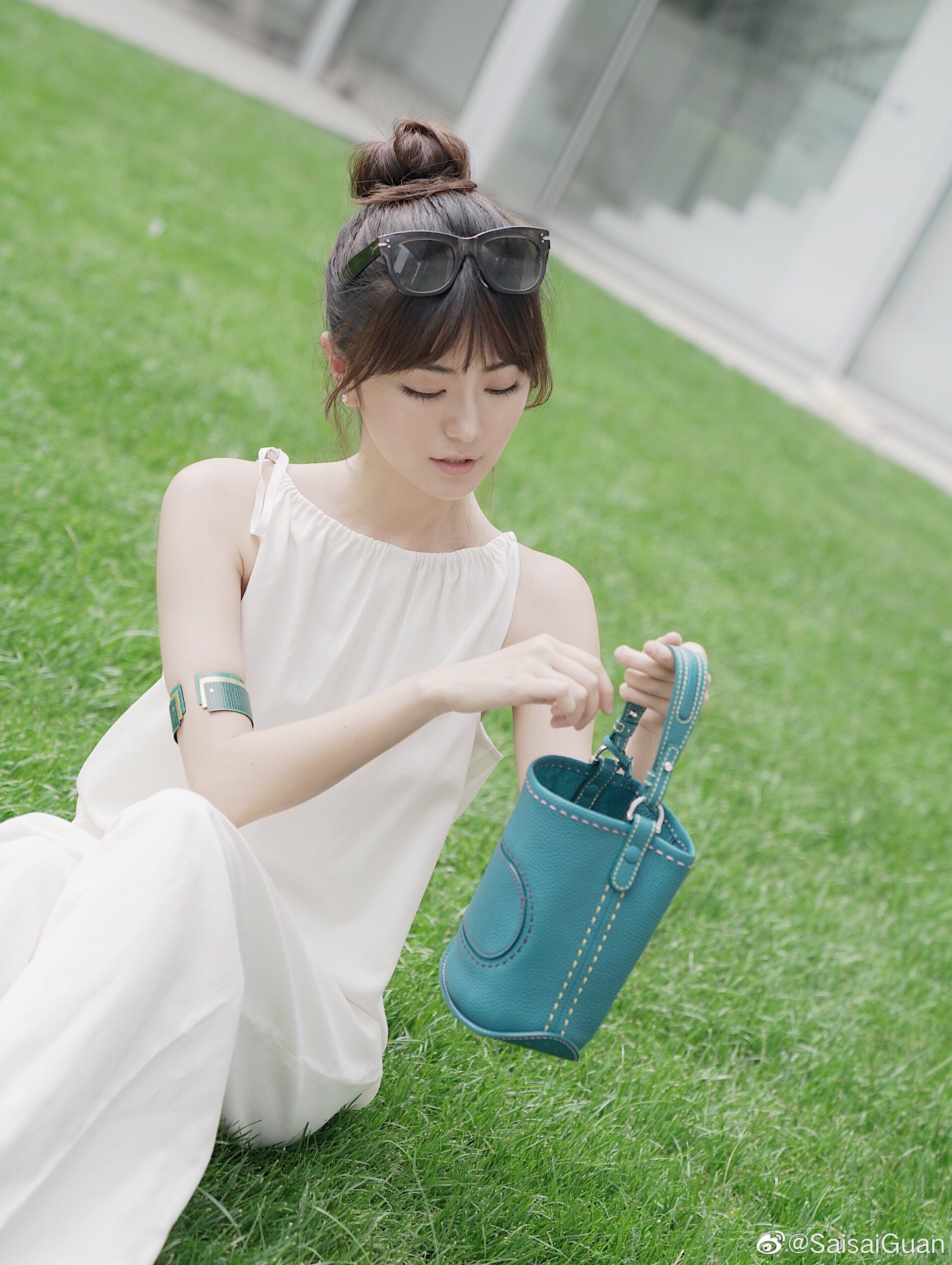 델보 팽 미니 버킷 크로스백